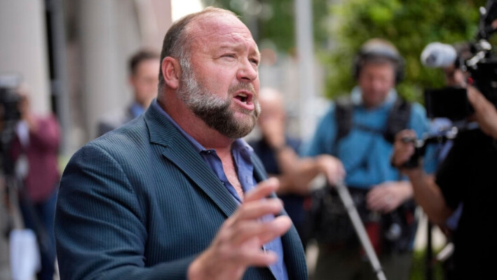 Alex Jones habla con los medios de comunicación después de llegar a la corte federal para una audiencia frente a un juez de bancarrota, en Houston el 14 de junio de 2024. (David J. Phillip/Foto AP).