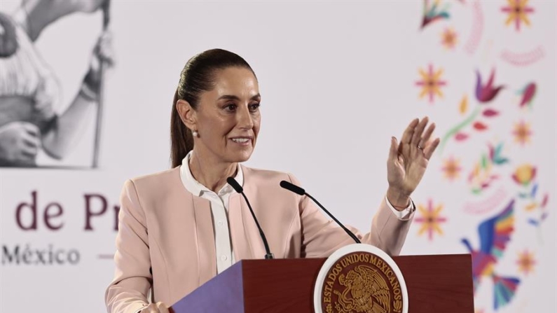 La presidenta de México Claudia Sheinbaum, participa el 14 de noviembre de 2024 durante una rueda de prensa en Palacio Nacional de la Ciudad de México (México). EFE/José Méndez