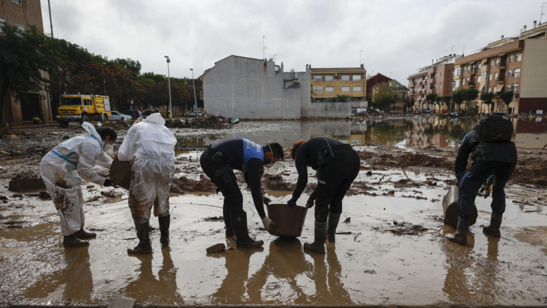 Continúan las labores de limpieza en las calles de Paiporta, Valencia, este jueves. EFE/Biel Aliño