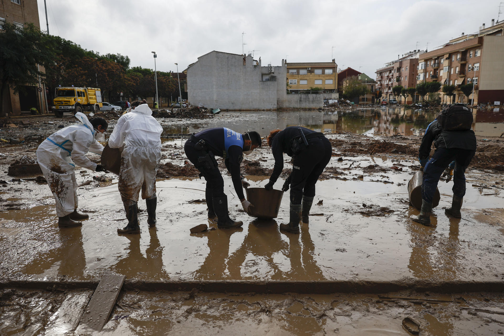 Más de una decena de organizaciones denuncian al Gobierno por su gestión de la DANA