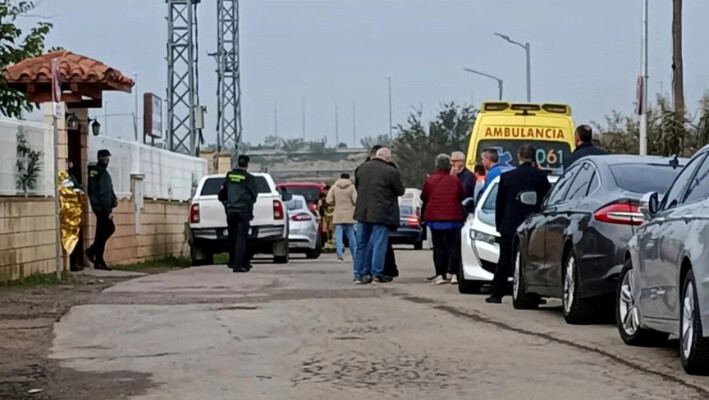 Familiares esperan noticias fuera de la residencia de ancianos donde al menos 10 personas murieron en un incendio en Zaragoza, España, el 15 de noviembre de 2024. (Ferran Mallol/Foto AP).