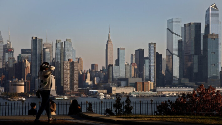 Incendio en azotea de Manhattan lanza columnas de humo oscuro al horizonte