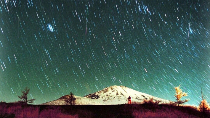 En esta foto de 7 minutos de exposición tomada el 19 de noviembre de 2001, se ven los meteoros Leónidas surcando el cielo sobre el monte Fuji, la montaña más alta de Japón, cubierta de nieve. (Itsuo Inouye/Foto AP).