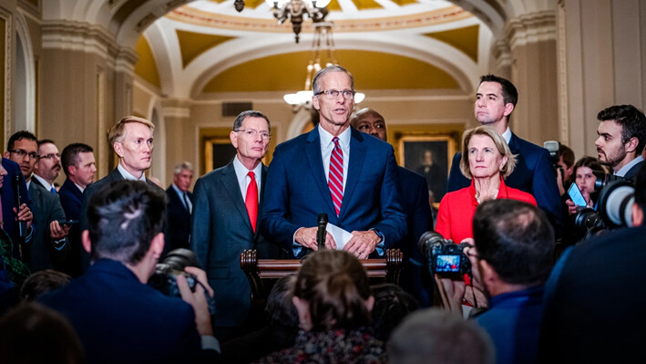 El senador John Thune (R-S.D.), el nuevo líder de la mayoría republicana electo, habla con los medios después de la elección de liderazgo republicano del Senado, en Washington, el 13 de noviembre de 2024. (Madalina Vasiliu/The Epoch Times)