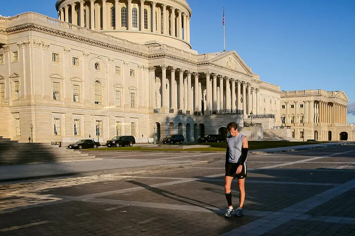 El senador John Thune (R-S.D.) trota en la plaza del Capitolio de Estados Unidos, el 17 de noviembre de 2010. (Mark Wilson/Getty Images)