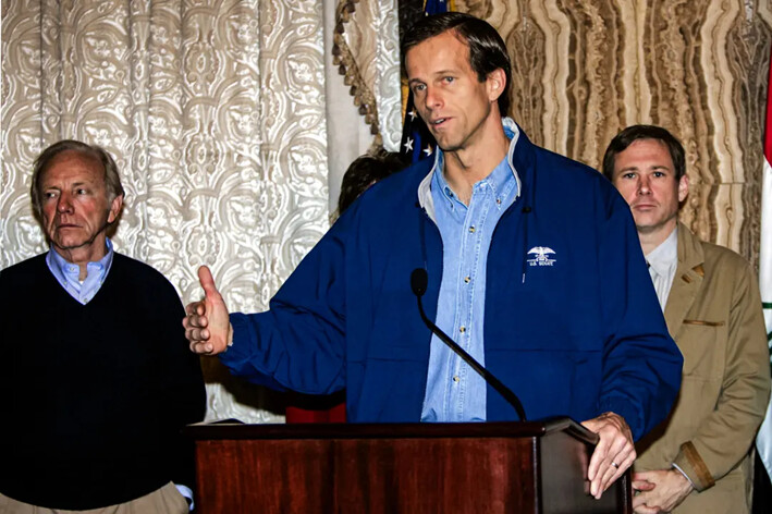 El Senador John Thune (R-S.D.), flanqueado por el Senador Joseph Lieberman (I-Conn.) y el Senador Mark Kirk (R-Ill.), habla durante una rueda de prensa en Bagdad, Irak, el 14 de diciembre de 2006. (Sabah Arar/AFP vía Getty Images)