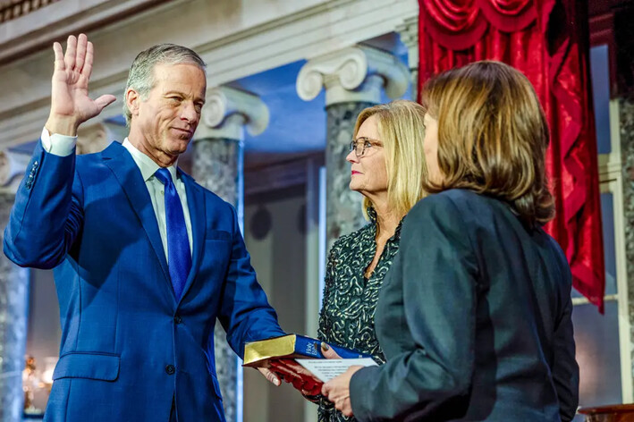 La vicepresidenta Kamala Harris toma juramento al senador John Thune (R-S.D.), mientras su esposa, Kimberley Thune, observa, en la antigua cámara del Senado para la Ceremonia de Juramento, en Washington, el 3 de enero de 2023. (Tasos Katopodis/Getty Images)