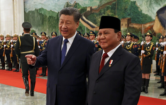 El líder del PCCh, Xi Jinping, y el presidente de Indonesia, Prabowo Subianto, asisten a una ceremonia de bienvenida en el Gran Salón del Pueblo, en Beijing, China, el 9 de noviembre de 2024. (Florence Lo/Getty Images)