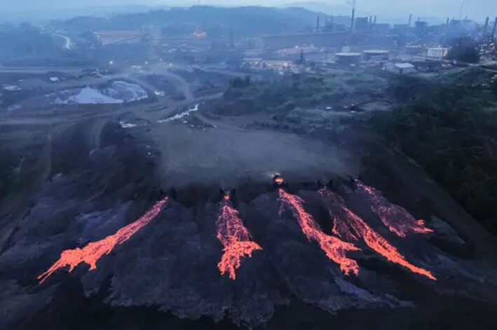 Esta foto muestra una vista aérea del proceso de eliminación de residuos de escoria de níquel utilizando un vehículo especial en el área de almacenamiento temporal de residuos de escoria de PT Vale Indonesia, en Sorowako, Sulawesi del Sur, el 2 de agosto de 2024. (Muchtamir Zaide/AFP vía Getty Images)