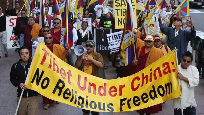 Miembros y simpatizantes de la Asociación Tibetana del Sur de California y Amigos del Tíbet de Los Ángeles marchan con motivo del 50 aniversario del primer levantamiento tibetano contra el dominio chino y la huida del 14º Dalai Lama al exilio, en Los Ángeles, California, el 10 de marzo de 2009. (David McNew/Getty Images).