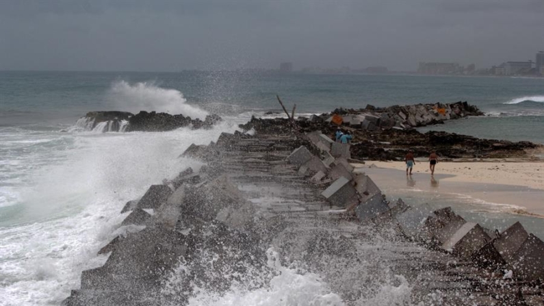 El Servicio Meteorológico Nacional (SMN) informó este jueves en su último reporte que estos fenómenos atmosféricos y otros generarán precipitaciones de fuertes a intensas en Quintana Roo, Yucatán, Campeche, Tabasco y Chiapas en los próximos días. Archivo. EFE/Alonso Cupul