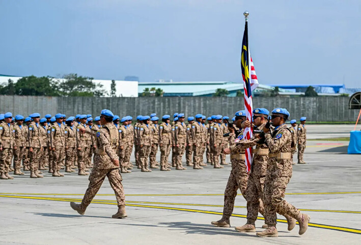 Las Fuerzas Armadas de Malasia escoltan una bandera nacional durante una ceremonia de envío del primer lote de tropas del país con destino al Líbano, el 6 de noviembre de 2024. (Mohd Rasfan/AFP vía Getty Images)