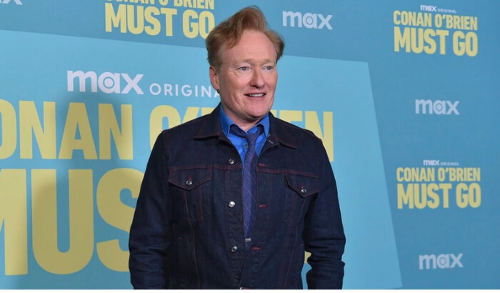 Conan O'Brien llega a una sesión fotográfica para "Conan O'Brien Must Go" en Los Ángeles el 16 de abril de 2024. (Jordan Strauss/Invision/AP)