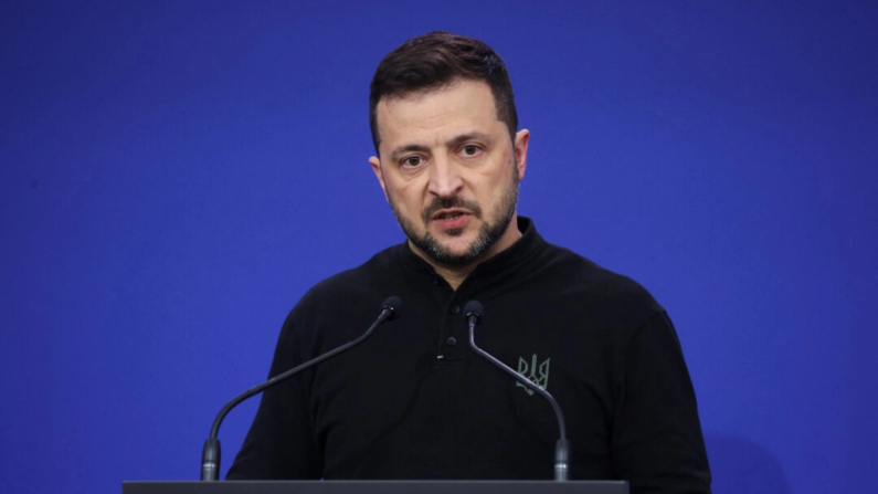 El presidente ucraniano  Volodímir Zelenski habla en rueda de prensa durante la Cumbre de la Comunidad Política Europea en Budapest, Hungría, el 7 de noviembre de 2024. (Bernadett Szabo/Reuters)