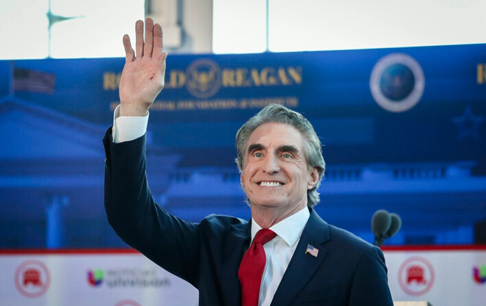 El entonces candidato presidencial Doug Burgum ingresa al área de debate de la Biblioteca Presidencial Ronald Reagan, en Simi Valley, California, el 27 de septiembre de 2023. (John Fredricks/The Epoch Times)