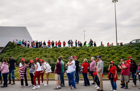 Simpatizantes esperan en fila para entrar a un mitin de campaña del candidato presidencial republicano, el expresidente Donald Trump, en Macon, Georgia, el 3 de noviembre de 2024. (Elijah Nouvelage/AFP vía Getty Images)