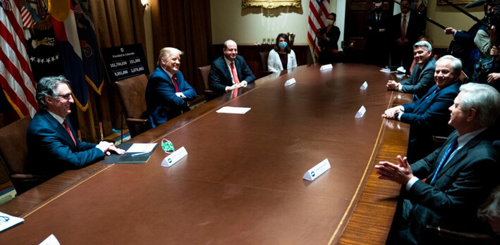 El gobernador de Dakota del Norte, Doug Burgum (izquierda), el presidente Donald Trump (2.° izquierda) y el gobernador de Colorado, Jared Polis (3.° izquierda), durante una reunión en la Sala del Gabinete de la Casa Blanca, el 13 de mayo de 2020. (Doug Mills/Pool/Getty Images)