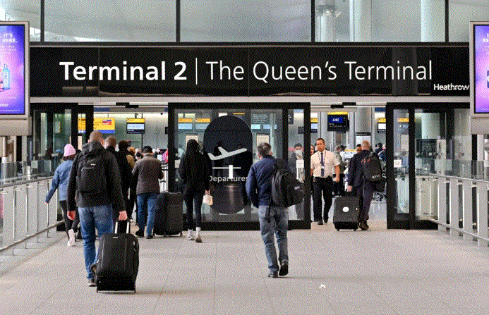 Viajeros llegan a la Terminal 2 del aeropuerto londinense de Heathrow, en Londres, el 6 de abril de 2022. (Justin Tallis/AFP vía Getty Images)