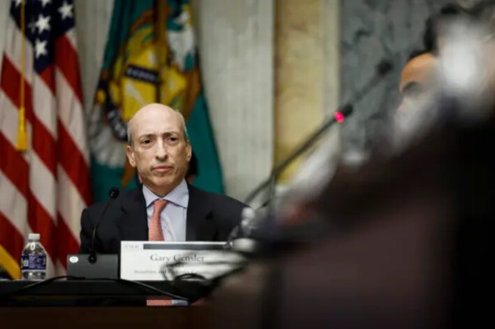 El presidente de la Comisión del Mercado de Valores (SEC), Gary Gensler, escucha durante una reunión en el Departamento del Tesoro de EE.UU., en Washington, el 3 de octubre de 2022. (Anna Moneymaker/Getty Images)