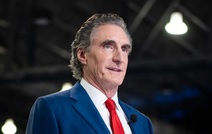 El gobernador de Dakota del Norte, Doug Burgum, se prepara para una entrevista televisiva en el centro de presentación de medios y sala de prensa del Centro de Convenciones de Pensilvania antes del debate presidencial entre el candidato republicano, el expresidente Donald J. Trump, y la candidata demócrata, la vicepresidenta Kamala Harris, en Filadelfia, Pensilvania, el 10 de septiembre de 2024. (Madalina Vasiliu/The Epoch Times)