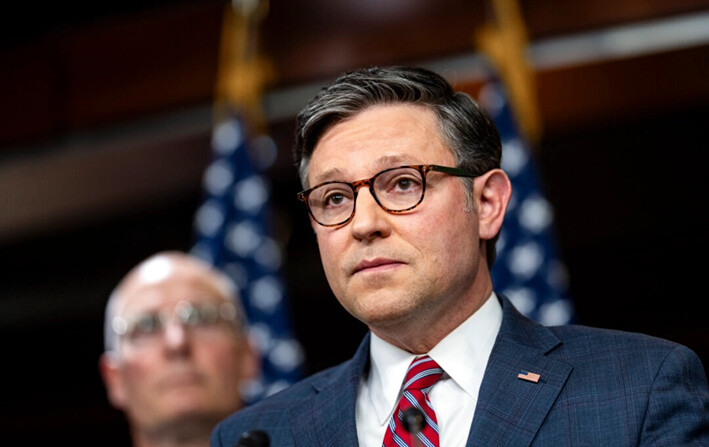 El presidente de la Cámara de Representantes, Mike Johnson (R-La.), habla durante una conferencia de prensa en el Capitolio de Estados Unidos, el 10 de septiembre de 2024. (Kent Nishimura/Getty Images)