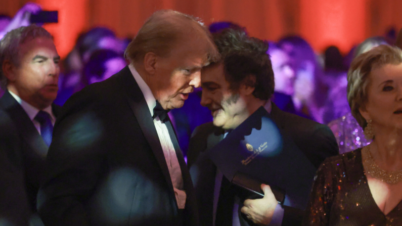 El presidente argentino Javier Milei pasa junto al presidente electo de EE. UU., Donald Trump, mientras asisten a la Gala del America First Policy Institute celebrada en Mar-a-Lago el 14 de noviembre de 2024 en Palm Beach, Florida. (Joe Raedle/Getty Images)