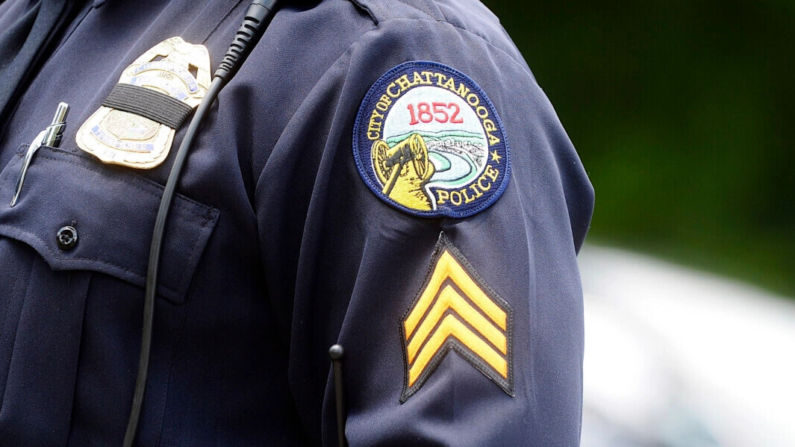 Logotipo del Departamento de Policía de Chattanooga en un uniforme en Tennessee el 24 de julio de 2014. (Jason Davis/Getty Images)
