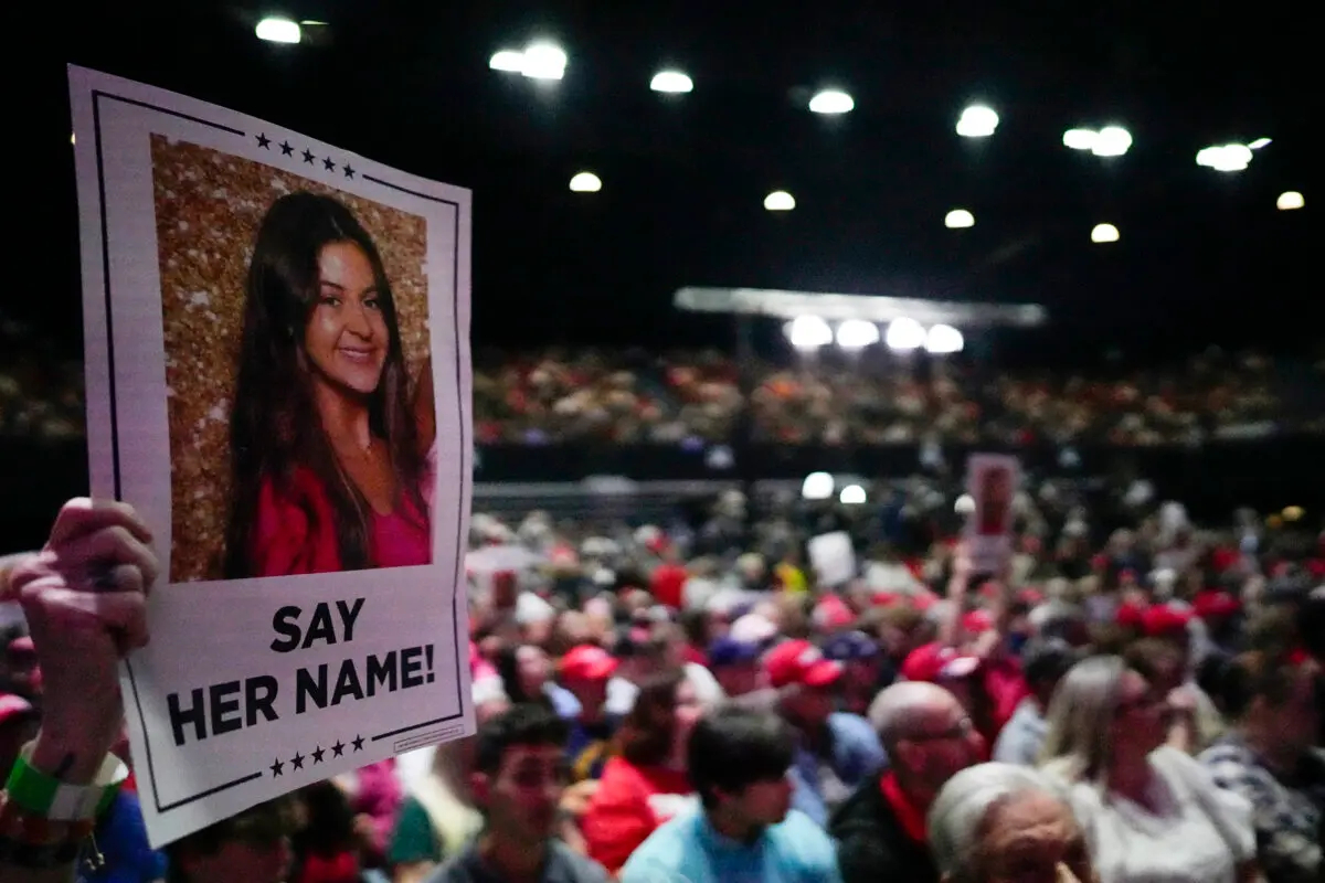 Un simpatizante sostiene un cartel con una foto de Laken Riley antes de que el candidato presidencial republicano, el expresidente Donald Trump, hable en un mitin de campaña en Rome, Georgia, el 9 de marzo de 2024. (Mike Stewart/Foto AP)