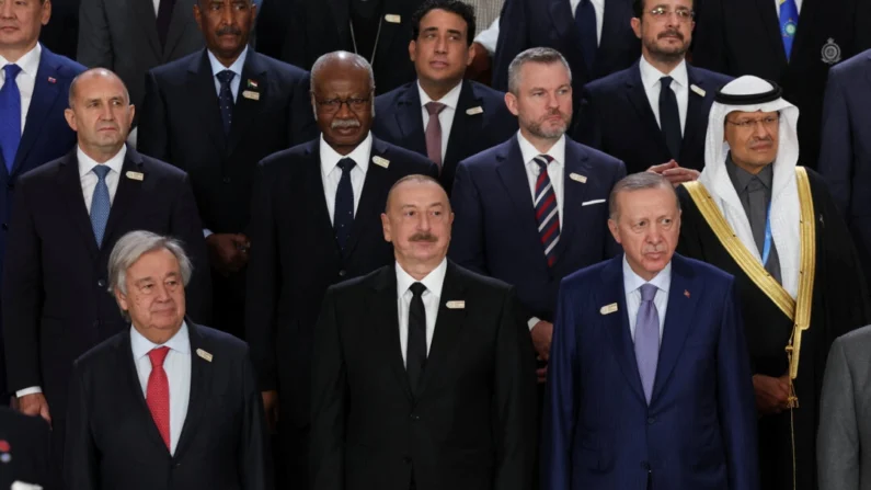 El Secretario General de la ONU, António Guterres, el presidente de Azerbaiyán, Ilham Aliyev, el presidente de Turquía, Recep Tayyip Erdogan y otros líderes posan para una foto familiar en la conferencia sobre cambio climático de las Naciones Unidas, conocida como COP29, en Bakú, Azerbaiyán, el 12 de noviembre de 2024. (Murad Sezer/Reuters)