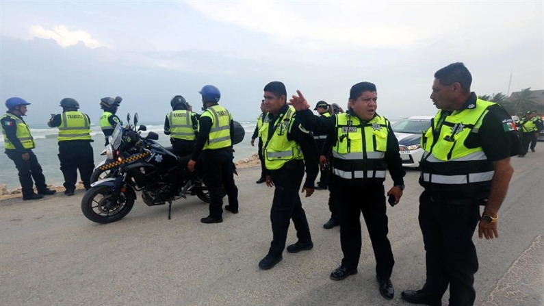 Imagen de archivo de agentes de tránsito que patrullan las playas debido a la aproximación de un Huracán en el municipio de Felipe Carrillo Puerto (México). EFE/Alonso Cupul