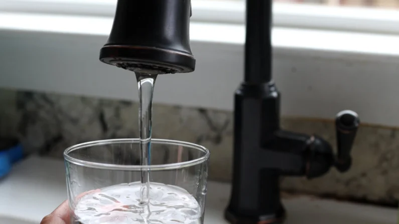 El agua de un grifo llena un vaso en San Anselmo, California, el 6 de julio de 2023. (Justin Sullivan/Getty Images)