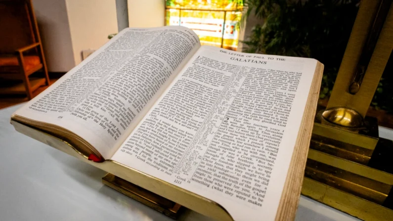 Una Biblia se encuentra en la Iglesia Surf City en Huntington Beach, California, el 20 de julio de 2023. (John Fredricks/The Epoch Times)