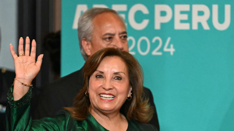 La presidenta de Perú, Dina Boluarte, saluda a su llegada a la Reunión de Líderes Económicos de APEC (AELM) en el Centro de Convenciones de Lima (Perú), el 16 de noviembre de 2024. (Luis Acosta/AFP vía Getty Images)