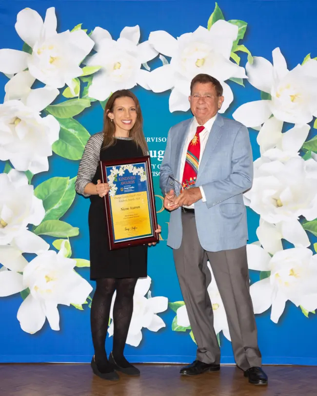 Nicou Azaran, izquierda, instructora de habilidades para la vida independiente y extensión en el Instituto Braille en Anaheim, California, recibió un Premio a la Bondad el 13 de noviembre de 2024, por ir "más allá" para brindar atención individualizada a cada estudiante, según el Supervisor del Condado de Orange Doug Chaffee (derecha). (Supervisor del Condado de Orange Doug Chaffee)