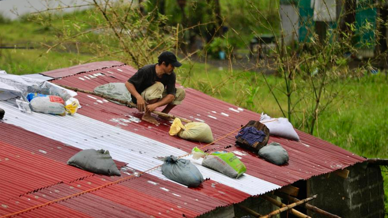 Un aldeano refuerza el techo de una casa dañada por un tifón reciente en el municipio costero de Santa Ana, provincia de Cagayán, Filipinas, 14 de noviembre de 2024. EFE/EPA/Francis R. Malasig 