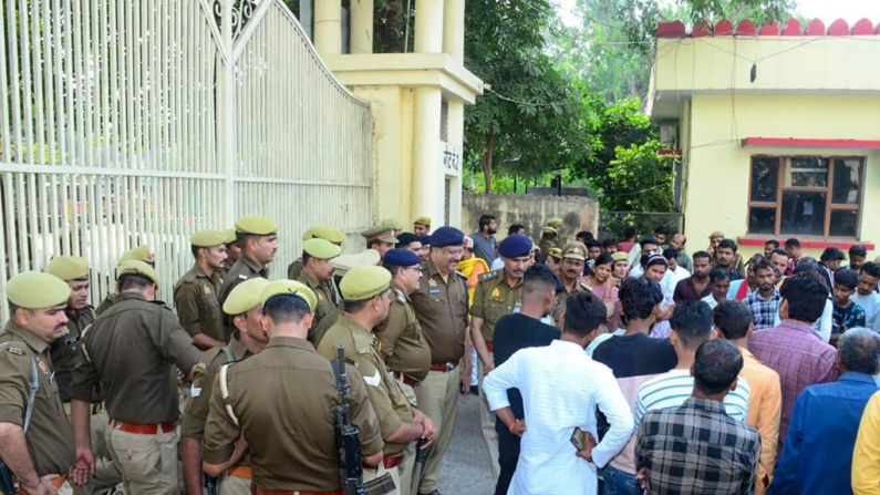 Los policías hacen guardia mientras los dolientes protestan después de que los recién nacidos murieran en un incendio en un hospital en Jhansi (India) el 16 de noviembre de 2024. (AFP vía Getty Images)