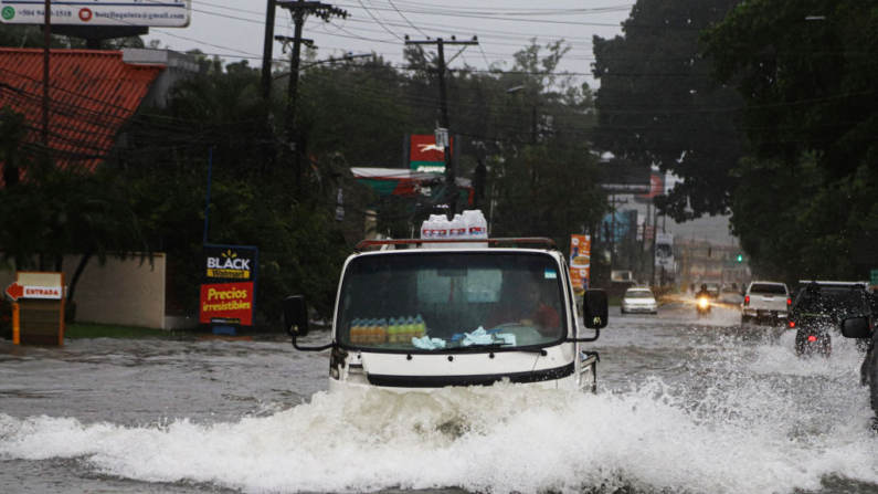 Un camión circula por una calle inundada durante el paso de la tormenta tropical Sara en La Ceiba, Honduras, el 15 de noviembre de 2024. (Esau Ocampo/AFP vía Getty Images)