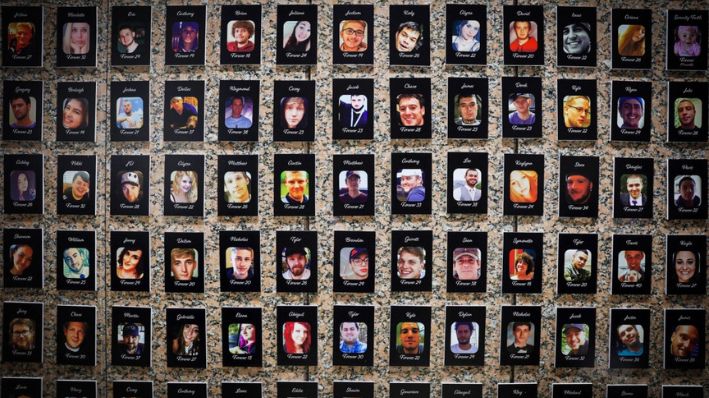 Fotografías de víctimas del fentanilo se exhiben en el monumento The Faces of Fentanyl Memorial en la sede de la DEA en Arlington, Virginia, el 27 de septiembre de 2022. (Alex Wong/Getty Images)