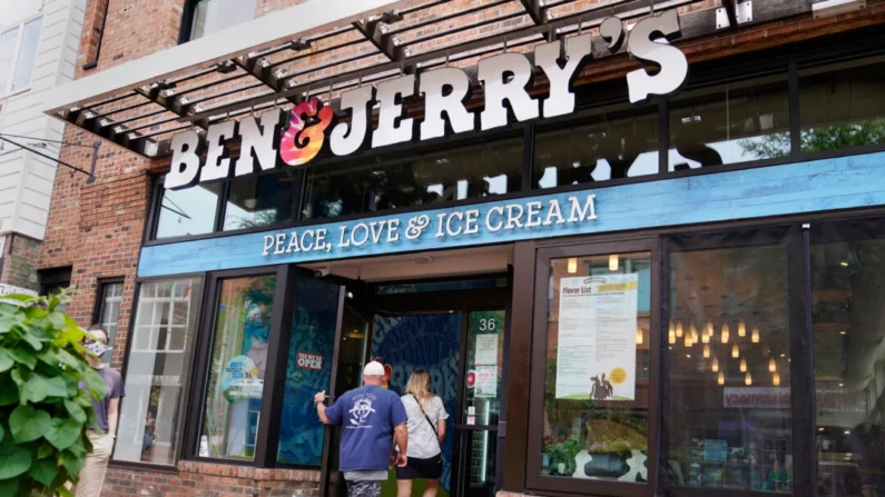 Dos clientes entran a la tienda de helados Ben & Jerry’s en Burlington, Vermont, el 20 de julio de 2021. (Charles Krupa/AP)