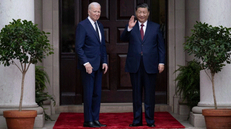 El presidente estadounidense Joe Biden saluda al líder chino Xi Jinping antes de una reunión durante la semana de líderes del Foro de Cooperación Económica Asia-Pacífico (APEC) en Woodside, California, el 15 de noviembre de 2023. (Brendan Smialowski/AFP vía Getty Images)