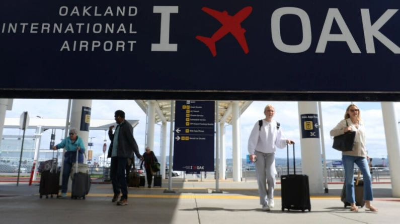 Viajeros caminan hacia la Terminal 2 del Aeropuerto Internacional de Oakland, California, el 12 de abril de 2024. Justin Sullivan/Getty Images)
