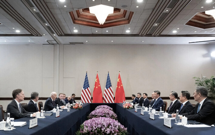 El presidente de Estados Unidos, Joe Biden (3.° desde la izquierda), se reúne con el líder chino, Xi Jinping (4.° desde la derecha), en el marco de la cumbre de Cooperación Económica Asia-Pacífico (APEC) en Lima, Perú, el 16 de noviembre de 2024. (Saul Loeb/AFP vía Getty Images)