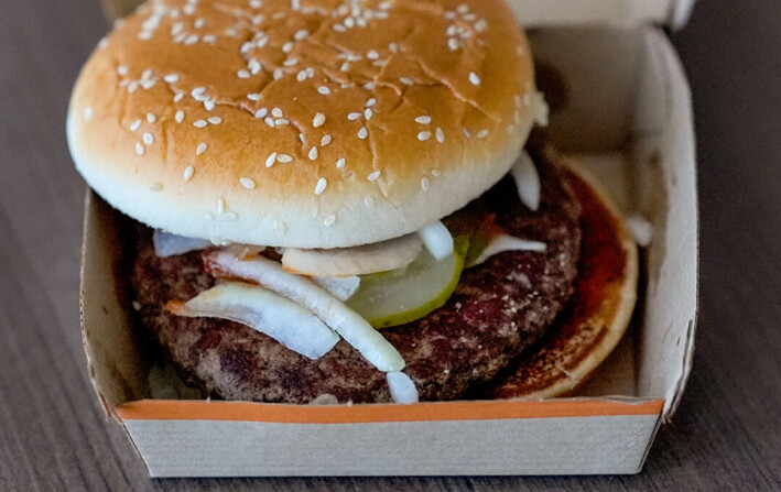 Una hambueguesa Cuarto de libra de McDonald's comprada en Chicago, el 23 de octubre de 2024. (Charles Rex Arbogast/AP Photo)