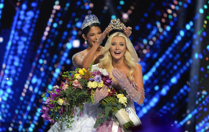 Miss Dinamarca Victoria Kjær Theilvig (der.) recibe la corona tras ganar el 73.° certamen de belleza Miss Universo en la Ciudad de México, el 16 de noviembre de 2024. (Fernando Llano/AP Photo)