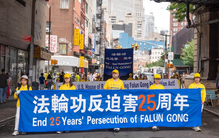 Los practicantes de Falun Gong marchan durante un desfile que pide el fin de los 25 años de persecución continua del Partido Comunista Chino contra la práctica espiritual, en la ciudad de Nueva York, el 20 de julio de 2024. (Samira Bouaou/The Epoch Times)