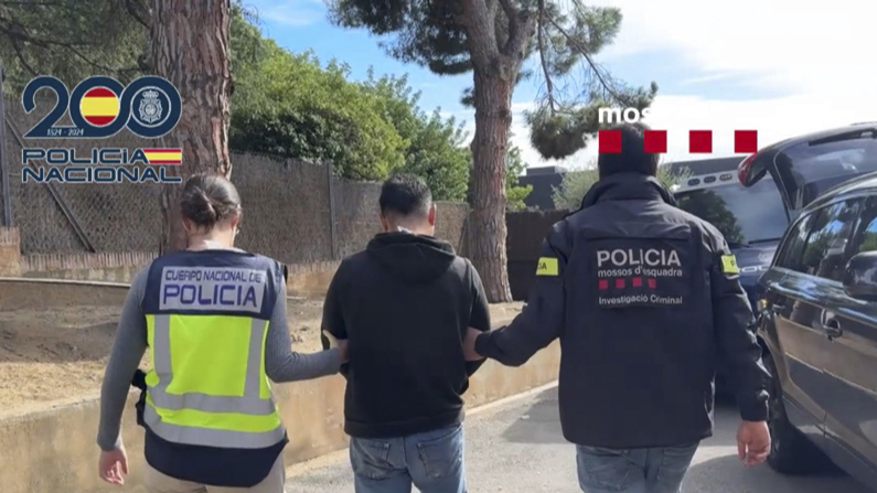 La Policía española detuvo en varias localidades de la provincia de Barcelona a 14 presuntos miembros de un grupo narco vinculado al cártel mexicano de Sinaloa, acusados, entre otros delitos, del secuestro y asesinato de un italiano de 46 años y supuesto integrante de la banda. Los detenidos, la mayoría de nacionalidad mexicana, son once hombres y tres mujeres de entre 30 y 70 años, entre ellos el supuesto cerebro de la organización y del secuestro de la víctima, cuyo cuerpo fue hallado en agosto en un bosque de Tarragona, en la misma región. (EFE/ Policía Nacional De España)