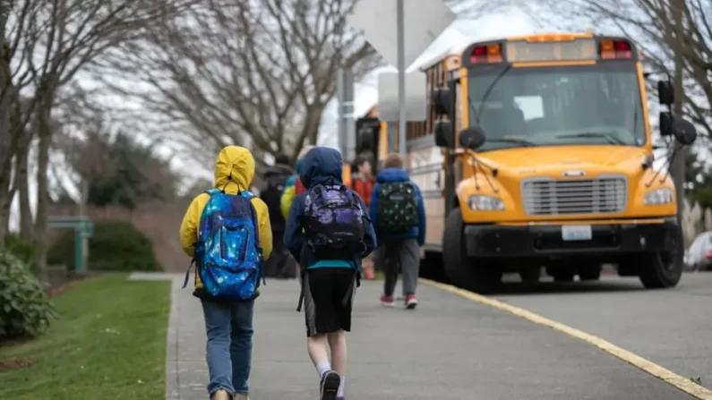 Estudiantes salen de una escuela primaria en Seattle el 11 de marzo de 2020. (John Moore/Getty Images)