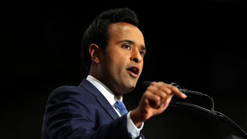 Vivek Ramaswamy, ex candidato presidencial republicano, habla durante un mitin de campaña del ex presidente Donald Trump, nominado presidencial republicano, en Riverfront Sports en Scranton, Pensilvania, el 9 de octubre de 2024. (Michael M. Santiago/Getty Images)