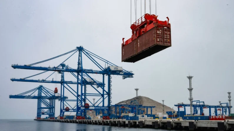 El "megapuerto" de Chancay, en la pequeña localidad de Chancay, al norte de la capital peruana, Lima, el 29 de octubre de 2024. (Cris Bouroncle/AFP a través de Getty Images)