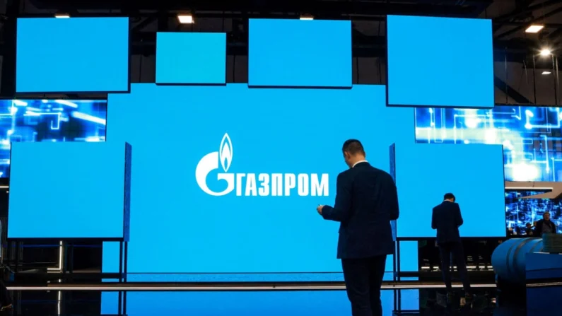 El logo de Gazprom se muestra en una pantalla durante el Foro Internacional del Gas de San Petersburgo en San Petersburgo, Rusia, el 15 de septiembre de 2022. (Anton Vaganov/Reuters)